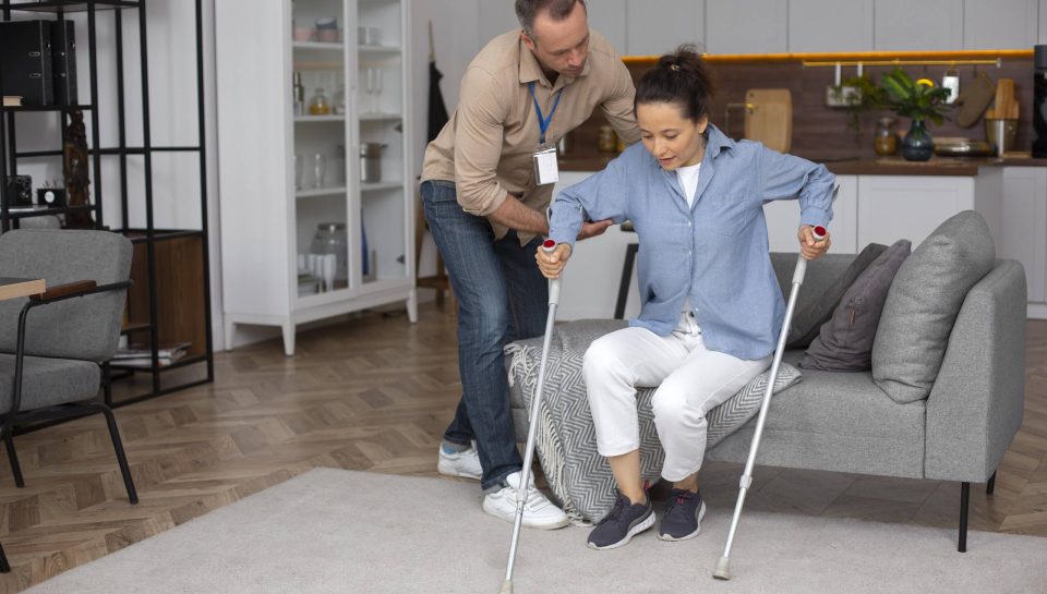 full-shot-woman-with-crutches (1)